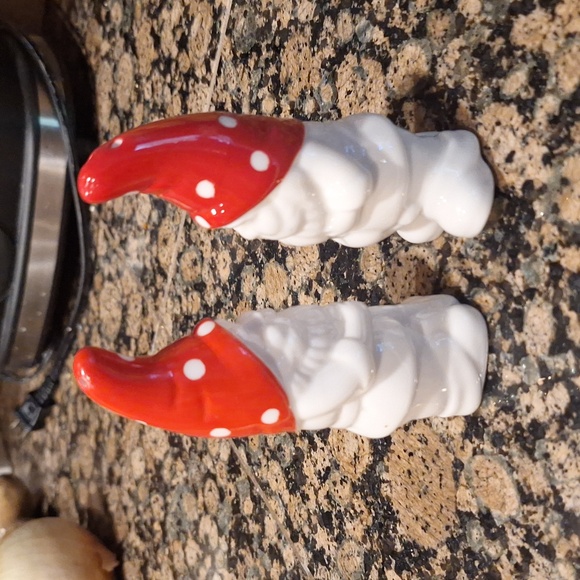Modcloth Gnome salt and pepper shakers set - Picture 5 of 7